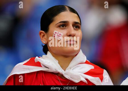 Gelsenkirchen, Allemagne. 26 juin 2024. Les supporters de Géorgie lors du match UEFA Euro 2024 entre la Géorgie et le Portugal, Groupe F, date 3, ont joué au stade Veltins-Arena le 26 juin 2024 à Gelsenkirchen, en Allemagne. (Photo de Sergio Ruiz/PRESSINPHOTO) crédit : AGENCE SPORTIVE PRESSINPHOTO/Alamy Live News Banque D'Images