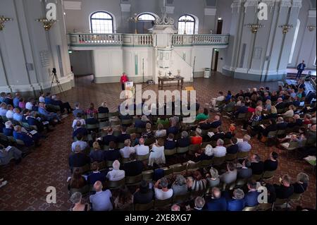 Die Bevollmaechtigte des rates der Evangelischen Kirche in Deutschland EKD BEI der Bundesrepublik Deutschland und der Europaeischen Union bittet am 26.06.2024 zum Johannisempfang in die Franzoesische Friedrichstadtkirche am Gendarmenmarkt in Berlin. IM Foto vom 26.06.2024 : die amtierende Ratsvorsitzende, Bischoèdre Kirsten Fehr, haelt die Festrede. Der Johannisempfang findet jedes Jahr rund um den Johannistag AM 24. Juni in der Franzoesischen Friedrichstadtkirche statt. Zu dem Empfang waren mehrere Hundert Gaeste gekommen. Siehe epd-meldung vom 26.06.2024 USAGE ÉDITORIAL EXCLUSIF *** le Plénipotent Banque D'Images