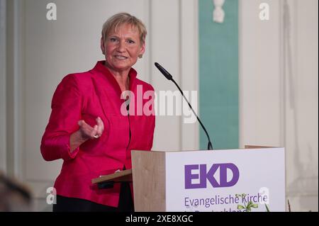 Die Bevollmaechtigte des rates der Evangelischen Kirche in Deutschland EKD BEI der Bundesrepublik Deutschland und der Europaeischen Union bittet am 26.06.2024 zum Johannisempfang in die Franzoesische Friedrichstadtkirche am Gendarmenmarkt in Berlin. IM Foto vom 26.06.2024 : die amtierende Ratsvorsitzende, Bischoèdre Kirsten Fehr, haelt die Festrede. Der Johannisempfang findet jedes Jahr rund um den Johannistag AM 24. Juni in der Franzoesischen Friedrichstadtkirche statt. Zu dem Empfang waren mehrere Hundert Gaeste gekommen. Siehe epd-meldung vom 26.06.2024 USAGE ÉDITORIAL EXCLUSIF *** le Plénipotent Banque D'Images