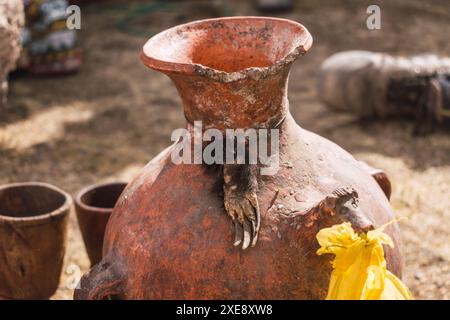 pot en céramique de chicha de jora traditionnelle et verres en bois dans un rituel traditionnel par une journée ensoleillée Banque D'Images