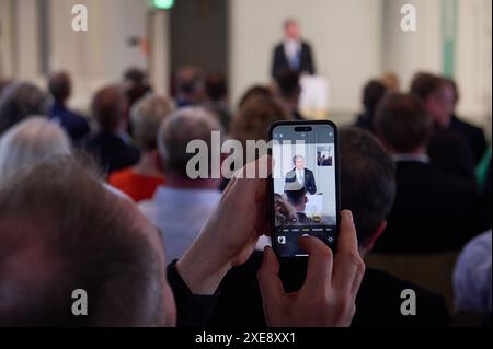 Die Bevollmaechtigte des rates der Evangelischen Kirche in Deutschland EKD BEI der Bundesrepublik Deutschland und der Europaeischen Union bittet am 26.06.2024 zum Johannisempfang in die Franzoesische Friedrichstadtkirche am Gendarmenmarkt in Berlin. IM Foto vom 26.06.2024, Der Praesident des Bundesverfassungsgerichts, Professeur Dr. Stephan Harbarth, Spricht. Der Johannisempfang findet jedes Jahr rund um den Johannistag AM 24. Juni in der Franzoesischen Friedrichstadtkirche statt. Zu dem Empfang waren mehrere Hundert Gaeste gekommen. Siehe epd-meldung vom 26.06.2024 USAGE ÉDITORIAL EXCLUSIF *** le Pleni Banque D'Images