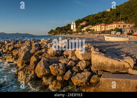 Moscenicka Draga, Croatie - 11 août 2022 : village Moscenicka draga en été. Istrie. Mer Adriatique. Baie de Kvarner. Croati Banque D'Images