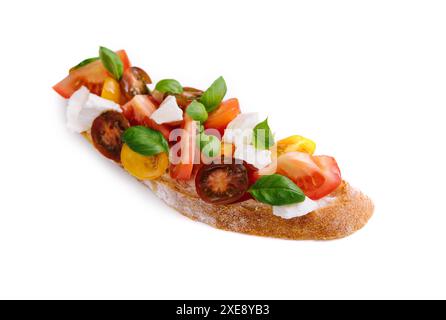 Bruschetta italienne avec tomates cerises et feuilles de basilic Banque D'Images