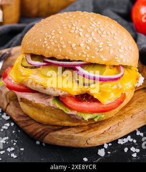 Hamburger américain avec côtelette de poulet sur plateau en bois Banque D'Images