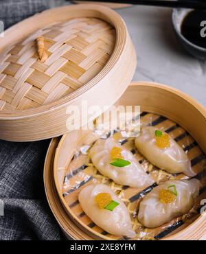 Boulettes de crevettes cuites à la vapeur dim sum avec caviar de brochet Banque D'Images