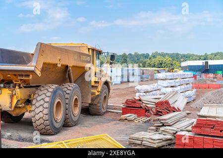 Véhicules de chantier sur un nouveau chantier de construction. Vue arrière d'un gros tombereau Volvo. Banque D'Images