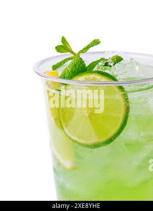 Cocktail d'agrumes mojito avec citron vert et menthe Banque D'Images