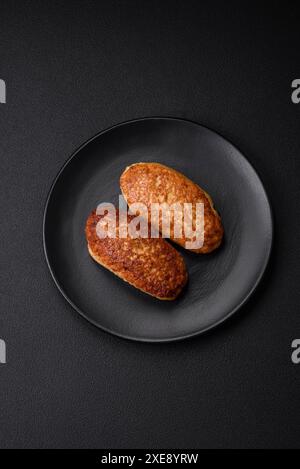 Délicieuses côtelettes frites ou boulettes de viande de poisson haché avec épices et herbes Banque D'Images