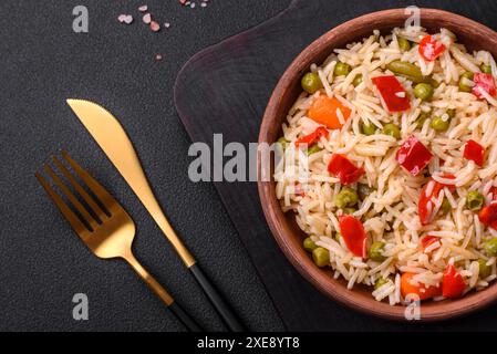 Délicieux riz bouilli avec des légumes, des poivrons, des carottes, des pois et des haricots asperges Banque D'Images