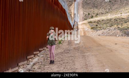 Voyage désespéré : migrant navigue sur le mur frontalier de Jacumba à la recherche d'une entrée aux États-Unis Banque D'Images