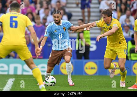 Stuttgart, Allemagne. 26 juin 2024. Yannick Carrasco (11 ans) de Belgique photographié en duel avec Illia Zabarnyi (13 ans) d'Ukraine lors d'un match de football entre les équipes nationales d'Ukraine et de Belgique, appelé les Red Devils lors de la troisième journée du Groupe E dans la phase de groupes du tournoi UEFA Euro 2024, le mercredi 26 juin 2024 à Stuttgart, Allemagne . Crédit : Sportpix/Alamy Live News Banque D'Images
