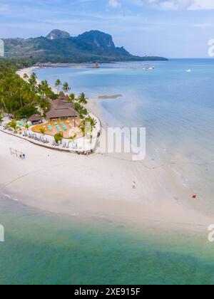 Île tropicale de Koh Mook dans la mer d'Andaman Trang en Thaïlande Banque D'Images