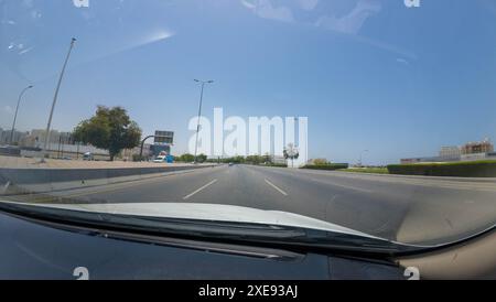 Photographie d'une autoroute dans une ville Muscat, Oman de voiture pendant la journée ensoleillée de printemps Banque D'Images