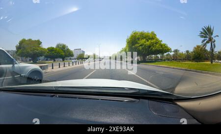 Photographie d'une autoroute dans une ville Muscat, Oman de voiture pendant la journée ensoleillée de printemps Banque D'Images