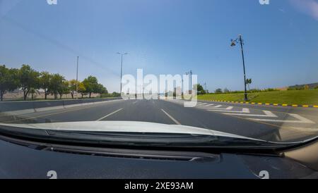 Photographie d'une autoroute dans une ville Muscat, Oman de voiture pendant la journée ensoleillée de printemps Banque D'Images