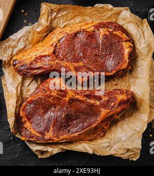 Vue de dessus sur le steak de bœuf mariné Banque D'Images