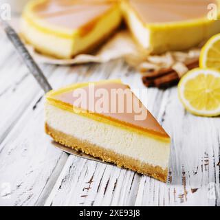 Un morceau de délicieux cheesecake au caramel Banque D'Images