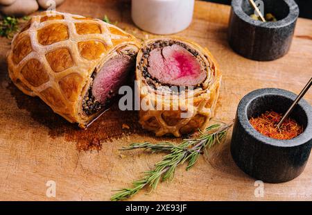 Filet de porc dans le style wellington sur bois Banque D'Images