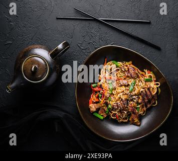 Faire sauter les nouilles avec les légumes et le bœuf Banque D'Images