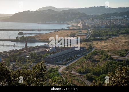 Ex Italsider, Bagnoli, Naples. Le site abritait l'aciérie Ilva (alors Italsider) et fut complètement abandonné en 1992. La région attend toujours. Banque D'Images