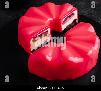 Gâteau en mousse de framboise multicouche sur assiette Banque D'Images