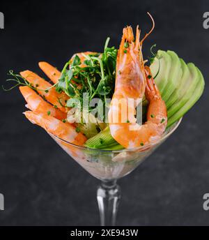 Morceaux de crevettes et d'avocat dans un verre à martini Banque D'Images