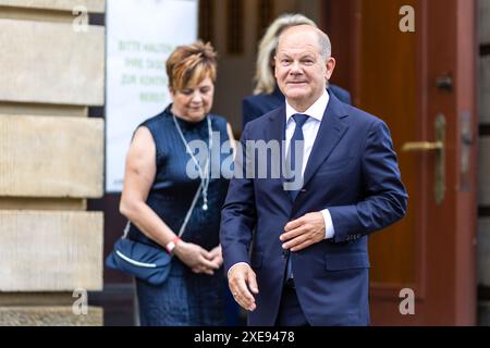 Cottbus, Allemagne. 26 juin 2024. Le chancelier fédéral Olaf Scholz (SPD) arrive au théâtre d'État de Cottbus. Ici, il participe à la cérémonie marquant le 110e anniversaire du Carl-Thiem-Klinikum Cottbus sous la devise "tradition rencontre avenir". La 'Vereinigte Städtische und Thiemsche Heilanstalt' a été inaugurée le 27 juin 1914. Crédit : Frank Hammerschmidt/dpa/Alamy Live News Banque D'Images