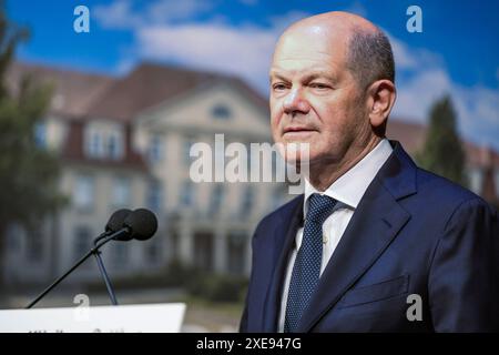 Cottbus, Allemagne. 26 juin 2024. Le chancelier fédéral Olaf Scholz (SPD) prend la parole lors de la cérémonie marquant le 110e anniversaire du Carl-Thiem-Klinikum Cottbus sous la devise «tradition rencontre l'avenir». La 'Vereinigte Städtische und Thiemsche Heilanstalt' a été inaugurée le 27 juin 1914. Crédit : Frank Hammerschmidt/dpa/Alamy Live News Banque D'Images