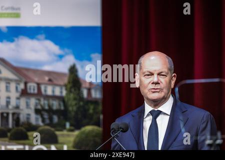 Cottbus, Allemagne. 26 juin 2024. Le chancelier fédéral Olaf Scholz (SPD) prend la parole lors de la cérémonie marquant le 110e anniversaire du Carl-Thiem-Klinikum Cottbus sous la devise «tradition rencontre l'avenir». La 'Vereinigte Städtische und Thiemsche Heilanstalt' a été inaugurée le 27 juin 1914. Crédit : Frank Hammerschmidt/dpa/Alamy Live News Banque D'Images