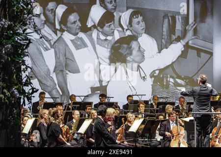 Cottbus, Allemagne. 26 juin 2024. Le directeur général de la musique Alexander Merzyn (à droite) dirige l'Orchestre philharmonique du Théâtre d'État de Cottbus lors de la cérémonie marquant le 110e anniversaire du Carl-Thiem-Klinikum Cottbus. La 'Vereinigte Städtische und Thiemsche Heilanstalt' a été inaugurée le 27 juin 1914. Crédit : Frank Hammerschmidt/dpa/Alamy Live News Banque D'Images