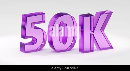 Signe de luxe 50k en verre violet médias en ligne les abonnés de blog 3D rendre illustration sur cubes rouges Banque D'Images