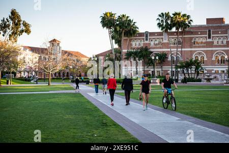 Los Angeles, Californie, États-Unis - 28 mars 2017 : piétons et cyclistes traversent la passerelle de l'USC. Banque D'Images