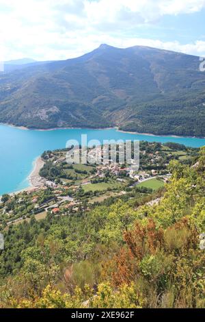 Vue de dessus au-dessus du lac de Castillon et du village de Saint Julien du Verdon, Alpes de haute Provence, France Banque D'Images