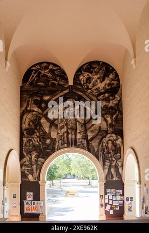 Claremont, Californie États-Unis - 30 mars 2017 : murale Genesis peinte à l'intérieur des portes Frary Hall du campus du Pomona College. Banque D'Images