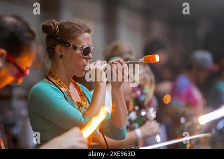 Detroit, Michigan - les artistes créent du verre et d'autres œuvres d'art au salon annuel du Michigan Glass Project. L'événement recueille des fonds pour soutenir art Educati Banque D'Images