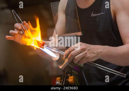 Detroit, Michigan - les artistes créent du verre et d'autres œuvres d'art au salon annuel du Michigan Glass Project. L'événement recueille des fonds pour soutenir art Educati Banque D'Images