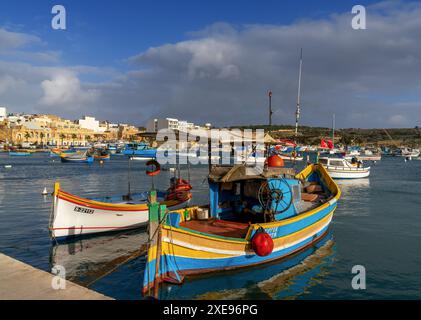 Bateaux de pêche colorés dans le port de Marsaxlokk dans le sud-est de Malte Banque D'Images