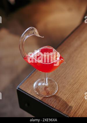 Cocktail cosmopolite dans un verre oiseau cygne Banque D'Images
