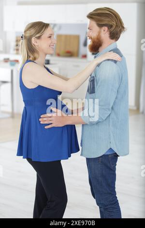 un couple heureux danse à l'intérieur Banque D'Images