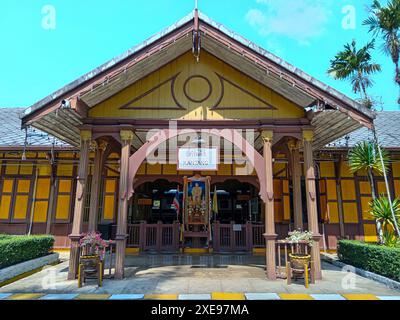 Kantang, Thaïlande - 22 janvier 2024 : la gare historique de Kantang à Trang, Thaïlande. C'est la dernière gare de la ligne de chemin de fer d'Andaman. Le Banque D'Images