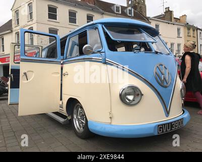 Volkswagen Westfalia Camper van avec pare-brise fendu lors d'un salon de voitures classiques avec porte d'entrée ouverte sur le marché à Boston Lincolnshire Banque D'Images