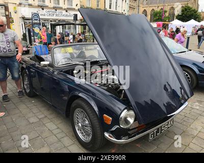 Toit souple Triumph TR6 avec capot ouvert lors d'un salon de voitures anciennes sur le marché de Boston Lincolnshire Banque D'Images