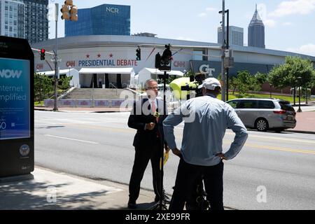 Atlanta, Géorgie, États-Unis. 26 juin 2024. Journaliste de télévision devant le lieu du débat présidentiel de CNN prévu pour jeudi soir. (Crédit image : © Robin Rayne/ZUMA Press Wire) USAGE ÉDITORIAL SEULEMENT! Non destiné à UN USAGE commercial ! Banque D'Images