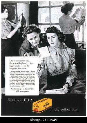 Publicité de film Kodak Verichrome 1945 - « rendez visite à votre fille au service avec des clichés » - boîte jaune Banque D'Images