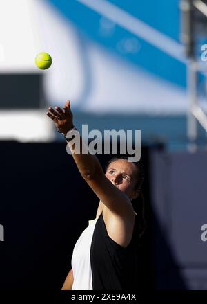 26 juin 2024 ; Devonshire Park, Eastbourne, East Sussex, Angleterre : Rothesay International Eastbourne, jour 3, Daria Kasatkina sert à Yue Yua (CHN) Banque D'Images