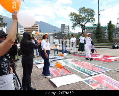 FAMILIERS PPL ASAMBLEA Quito, mercredi 26 juin 2024 proches des détenus dans un sit-in à l'Assemblée nationale, où ils ont été reçus par la Commission des garanties constitutionnelles et des droits de l'homme, présidée par Paola Cabezas, pour expliquer les abus des violations des droits de leurs proches photos API Rolando Enriquez Quito Pichincha Ecuador CLJ FAMILIARS PPL ASAMBLEA 5498bbc7e8b0699b3769c7542a31b08d Copyright : xROLANDOxENRIQUEZx Banque D'Images