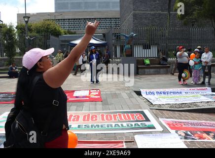 FAMILIERS PPL ASAMBLEA Quito, mercredi 26 juin 2024 proches des détenus en sit-in à l’Assemblée nationale, où ils ont été reçus par la Commission des garanties constitutionnelles et des droits de l’homme, présidée par Paola Cabezas, pour expliquer les abus des violations des droits de leurs proches photos API Rolando Enriquez Quito Pichincha Ecuador CLJ FAMILIARS PPL ASAMBLEA c0f00d21425fb3623d6c21e7af4e1e5 Copyright : xROLANDOxENRIQUEZx Banque D'Images