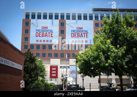 Atlanta, Géorgie, États-Unis. 26 juin 2024. De grandes bannières sont affichées sur le complexe de CNN, où se tiendra le premier débat présidentiel de 2024. (Crédit image : © Robin Rayne/ZUMA Press Wire) USAGE ÉDITORIAL SEULEMENT! Non destiné à UN USAGE commercial ! Banque D'Images