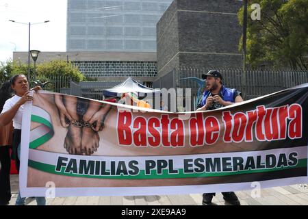 FAMILIERS PPL ASAMBLEA Quito, mercredi 26 juin 2024 proches des détenus dans un sit-in à l'Assemblée nationale, où ils ont été reçus par la Commission des garanties constitutionnelles et des droits de l'homme, présidée par Paola Cabezas, pour expliquer les abus de violations des droits de leurs proches photos API Rolando Enriquez Quito Pichincha Ecuador CLJ FAMILIARS PPL ASAMBLEA b8c3fffc1ddcbba7ff21d904c056725c Copyright : xROLANDOxENRIQUEZx Banque D'Images