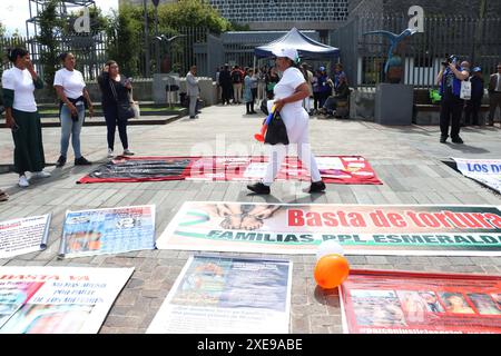 FAMILIARES PPL ASAMBLEA Quito, mercredi 26 juin 2024 proches des détenus dans un sit-in à l'Assemblée nationale, où ils ont été reçus par la Commission des garanties constitutionnelles et des droits de l'homme, présidée par Paola Cabezas, pour expliquer les abus des violations des droits de leurs proches photos API Rolando Enriquez Quito Pichincha Ecuador CLJ FAMILIARES PPL ASAMBLEA f85ef38e966210ca90657cb45960a474 Copyright : xROLANDOxENRIQUEZx Banque D'Images